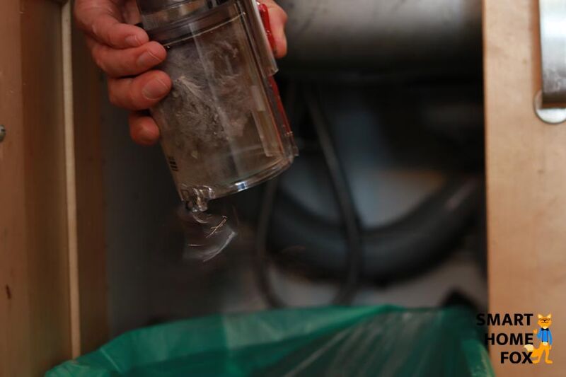 Das Entleeren des Schmutzbehälters